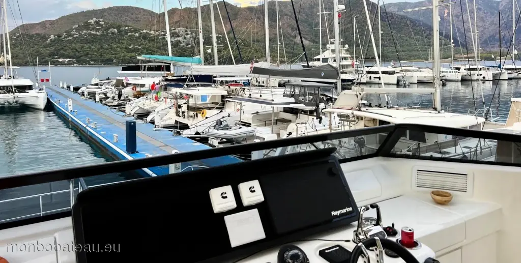 AQUILA 54 yacht